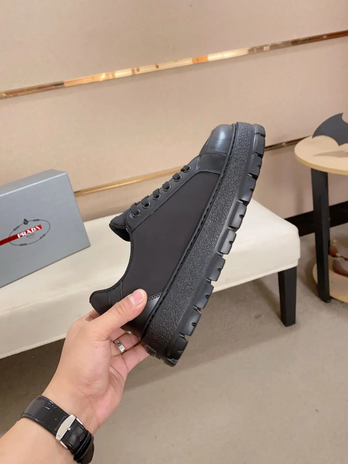 Men's shoes 💰 580💰 ✔️✔️✔️Higher version High-quality new PRADA (Prada) counters are launched simultaneously. The new men's shoes and 😘 fabrics are made of high-tech glue-spraying technology. Lining: Full cowhide lining. 👍🏿 High-end ☄️ Air-cushion molded anti-slip foam outsole, exquisite lines, simple and elegant, comfortable and high-end for leisure travel. Code number: 38 to 44 (45 can be customized and cannot be returned or exchanged)